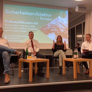 Podiumsdiskussion mit dem Völkerrechtler Ulrich Haltern, dem Militärexperten Gustav Gressel, Katja Keul und Moderator Béla Mokrys von Junges Netzwerk RechtGrün