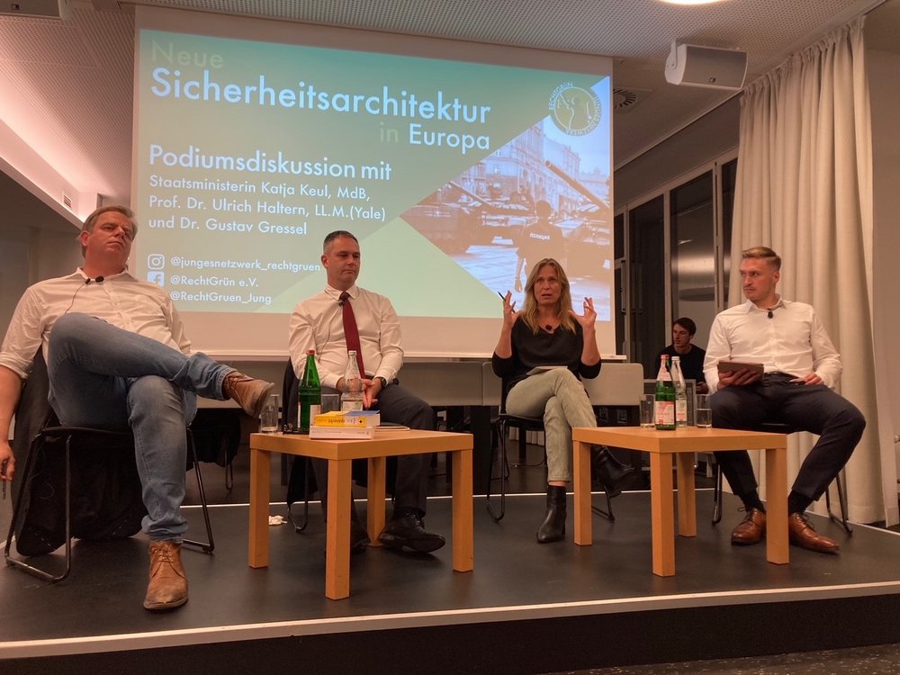 Podiumsdiskussion mit dem Völkerrechtler Ulrich Haltern, dem Militärexperten Gustav Gressel, Katja Keul und Moderator Béla Mokrys von Junges Netzwerk RechtGrün