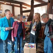 Austausch im Weltladen der Kreuzkirche Nienburg: Pastor Georg Beck, Inge Klahr, Katja Keul und Peter Klahr.