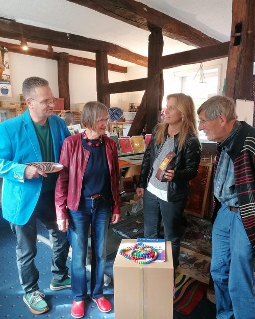 Austausch im Weltladen der Kreuzkirche Nienburg: Pastor Georg Beck, Inge Klahr, Katja Keul und Peter Klahr.