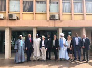 Vor dem Parlament in Mali mit Mitgliedern des Verteidigungsausschusses